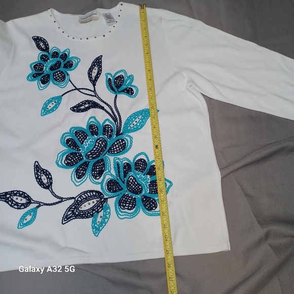 Alfred Dunner New Women Size 1X White Top with Blue Floral Embroidery - Picture 8 of 10